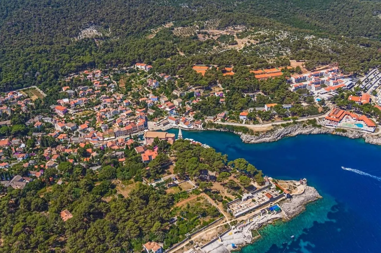Holiday Home In Mali Losinj With Pool, Whirpool, Terrace, Air Conditioning, Wi-Fi, Washing Machine 4780-1 0*,  克罗地亚